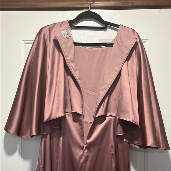 Dainty Jewells Mauve Crew neck Cape 3/4 sleeve Ruffled Gown Size MEDIUM Large - Picture 14 of 16